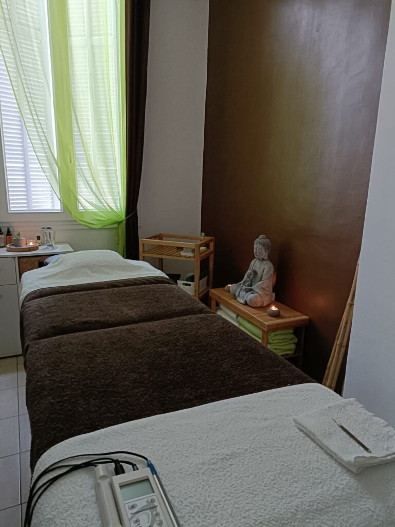 Table de soins préparée avec beaucoup d’attention pour une séance de réflexologie plantaire