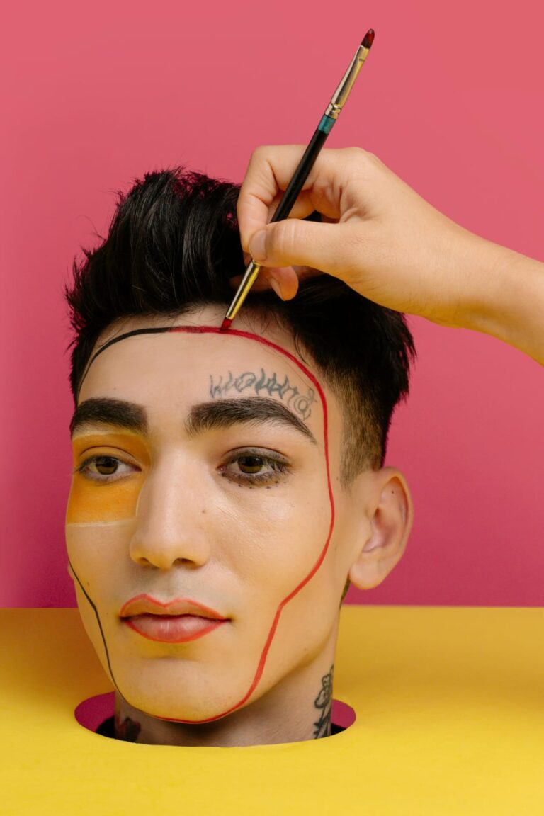 visage d’homme , avec pinceau, illustration du Kobido comme un art du soin du visage