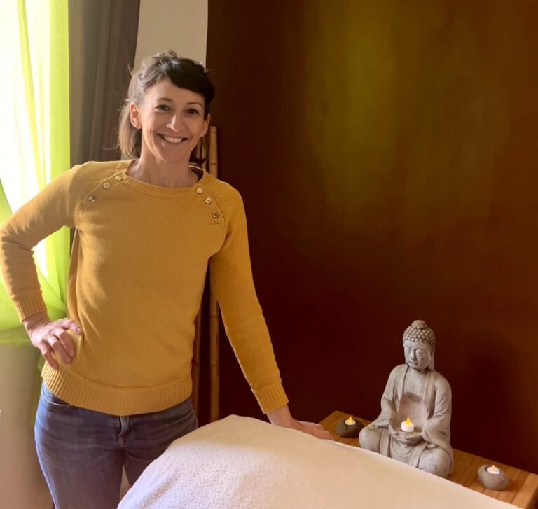 « Réflexologue, praticienne en KOBIDO et kinésiologue souriante dans son cabinet de consultation »