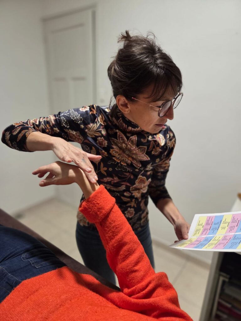 Test musculaire en kinésiologie avec tableau des émotions pour identifier une émotion bloquée